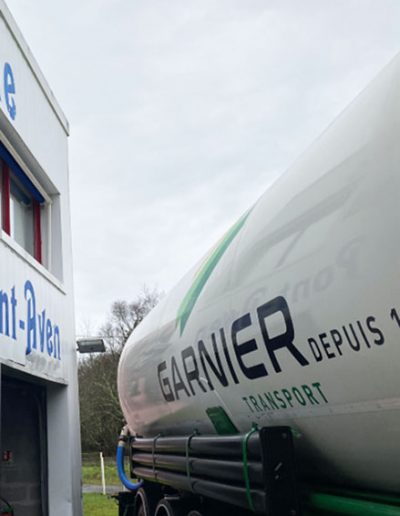 Réseau de dépotage avec camion pneumatique sur le quai