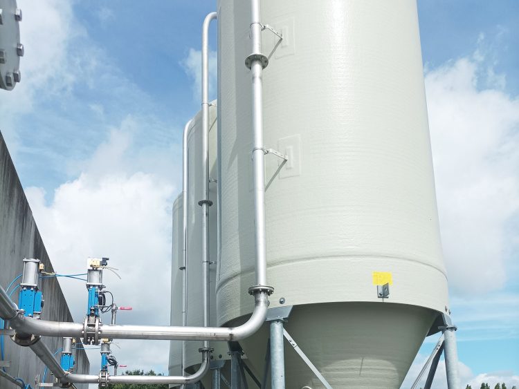 Le corps du silo est fabriqué en résine orthophtalique renforcée par fibre de verre, garantissant une haute rigidité et une parfaite étanchéité sans soudure. Son faible poids facilite l'installation sur site.