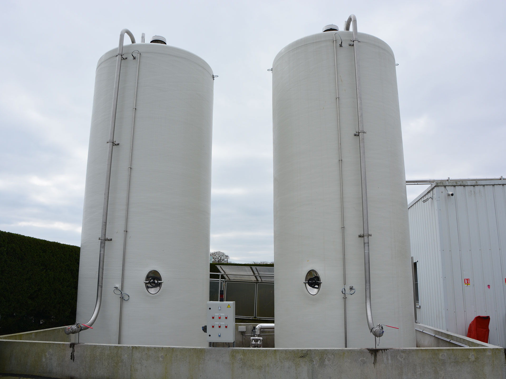 Cuve de stockage liquide avec bache de rétention en béton