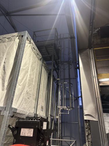 silo avec échelle à crinoline et passerelle de maintenance