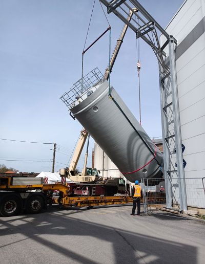 Grutage d'un silo résine SYVRAC pour installation sur structure métal