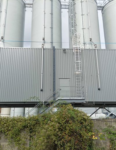 Silos résine SYVRAC installé et raccordés sur structure métal