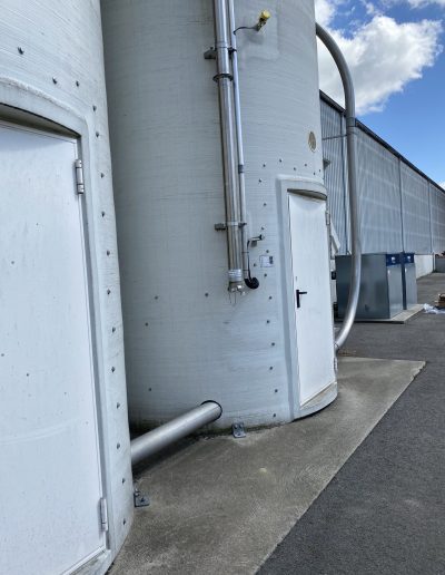 Porte d'accès à la base du silo rigide
