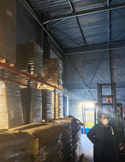 Espace de stockage de matières premières sur palettes