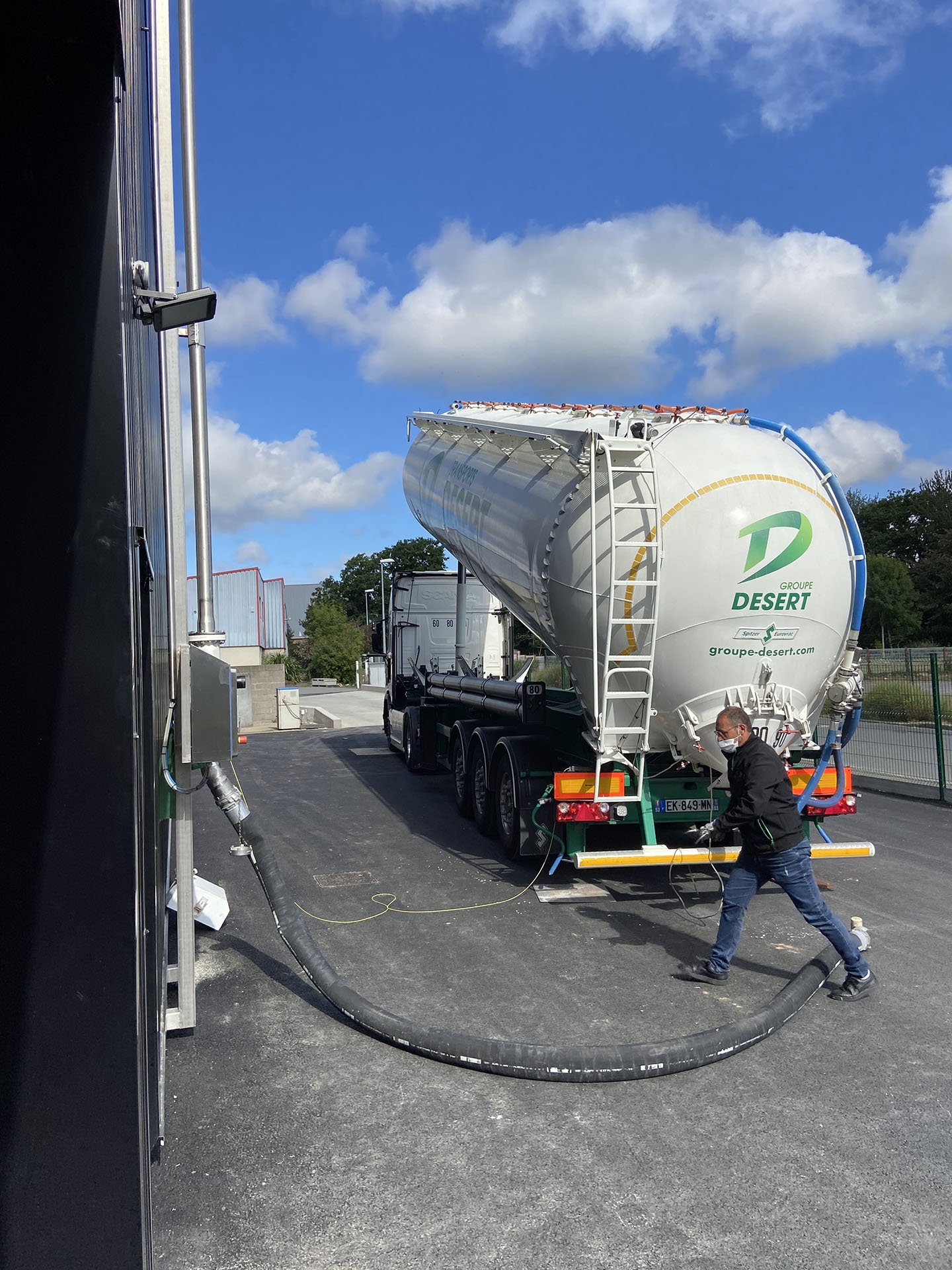 Le camion citerne stationne prêt pour le dépotage
