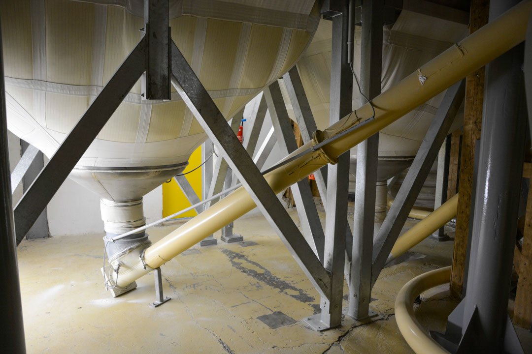 Une vis de transfert transporte la farine du silo