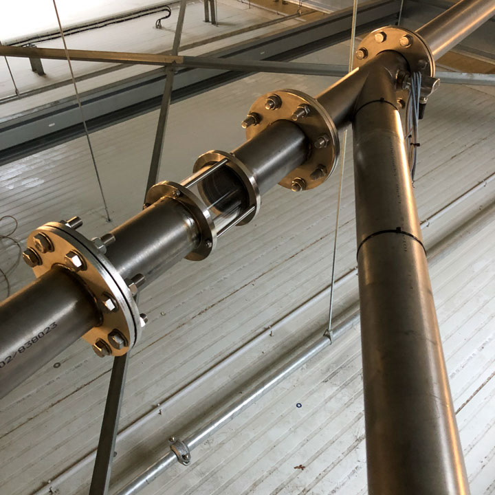 Gros plan sur une bride fixe boulonnée