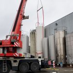 Grutage et installation d'un silo sur site chimique