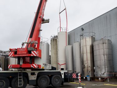 Grutage et installation d'un silo sur site chimique