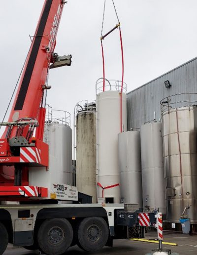 Grutage et installation d'un silo sur site chimique