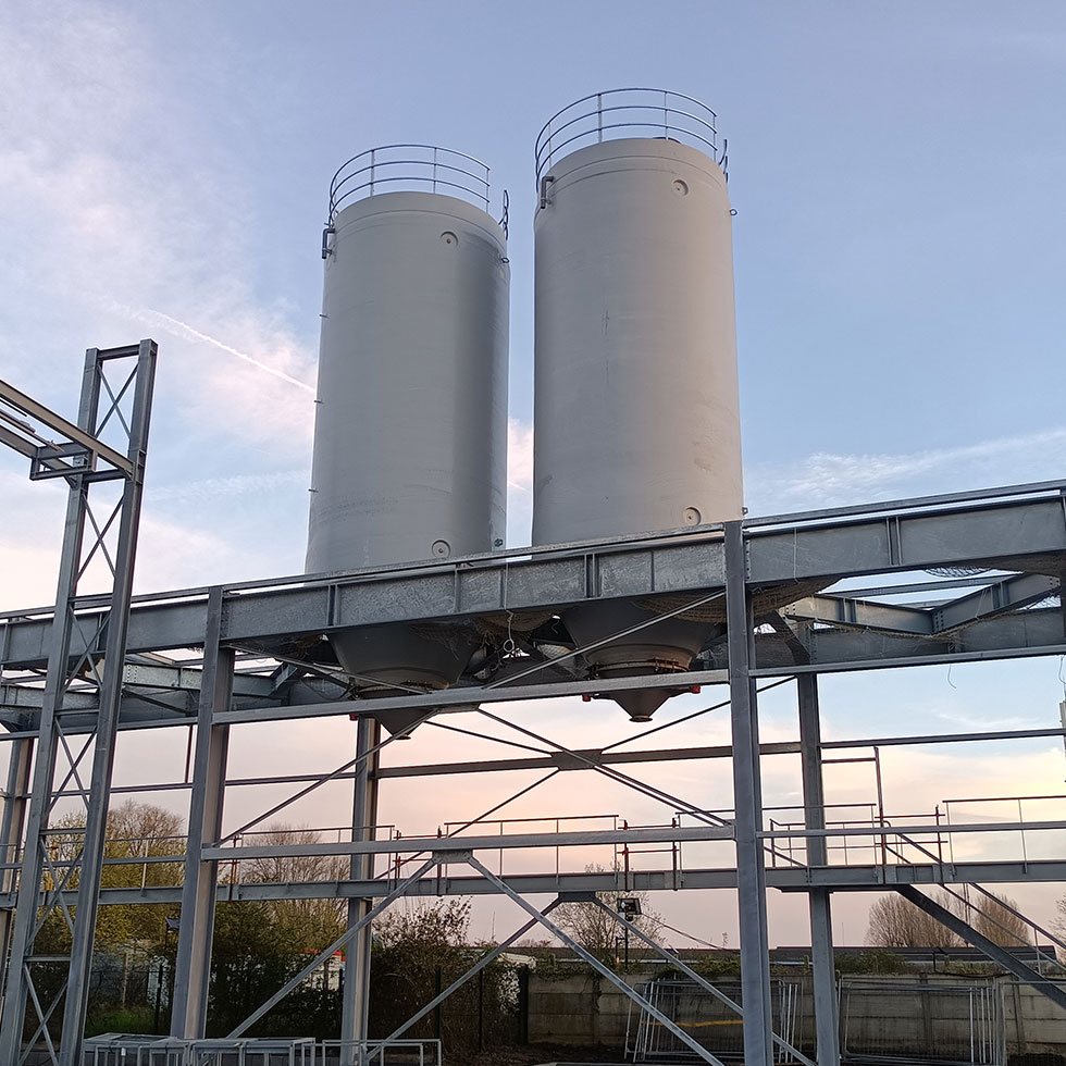 Installation de silo en résine sur structure en métal