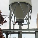 Ecoulement fluide du sel sec de déneigement stocké en silo