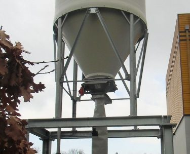 Ecoulement fluide du sel sec de déneigement stocké en silo