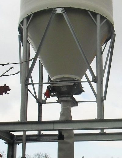 Ecoulement fluide du sel sec de déneigement stocké en silo