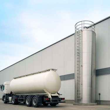Dépotage de camion vers un silo aluminium