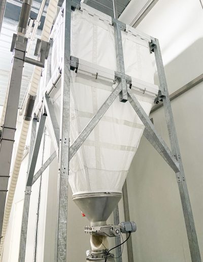Silo souple et vis souple d'extraction sur site industriel francais