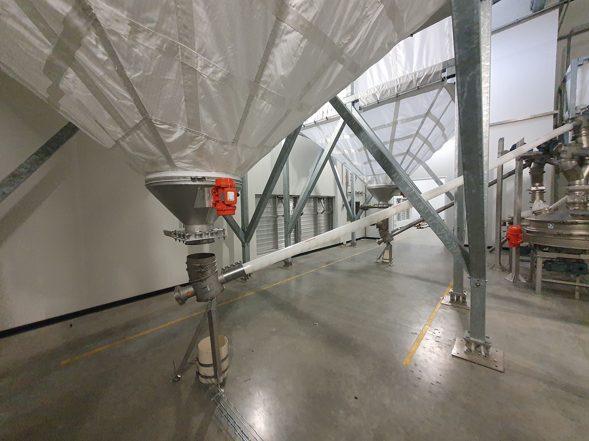 Silo flexible avec structure galvanisée pour poudre alimentaire