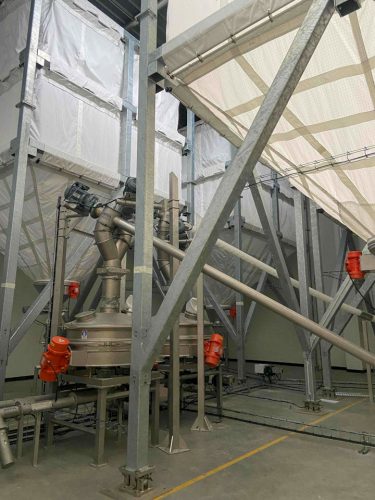 Ensemble de silos de stockage pour farine, sucre et poudre de lait.