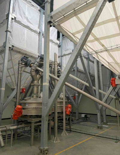 Ensemble de silos de stockage pour farine, sucre et poudre de lait.