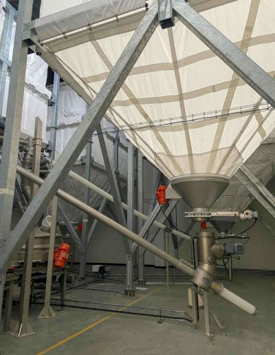 Silo souple de 38m3 pour stockage de sucre avec système de pesage.