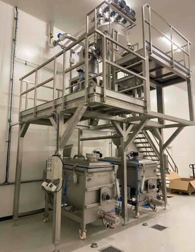 Passerelle de maintenance pour station de dosage avec cuve à eau chaude.