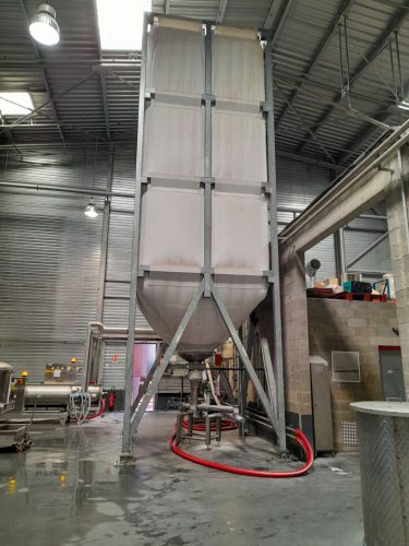 Le sucre est protégé des poussières par la toile du silo