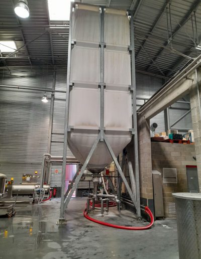 Le sucre est protégé des poussières par la toile du silo