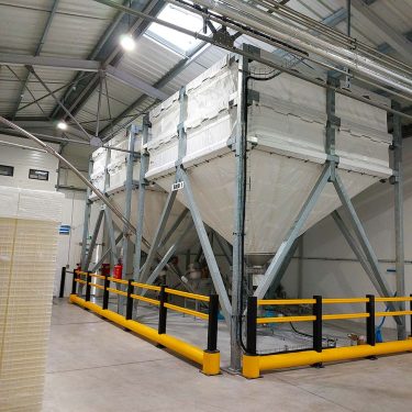 Installation comprenant 2 silos souples en toile textil