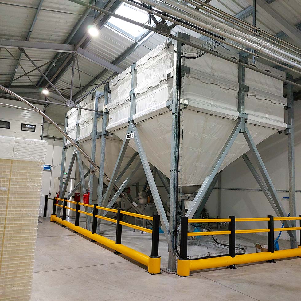 Installation comprenant 2 silos souples en toile textil