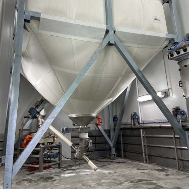 Silo souple textile avec fond vibrant contenant du sucre en vrac