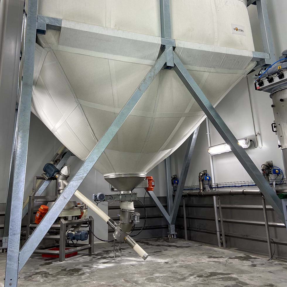 Silo souple textile avec fond vibrant contenant du sucre en vrac