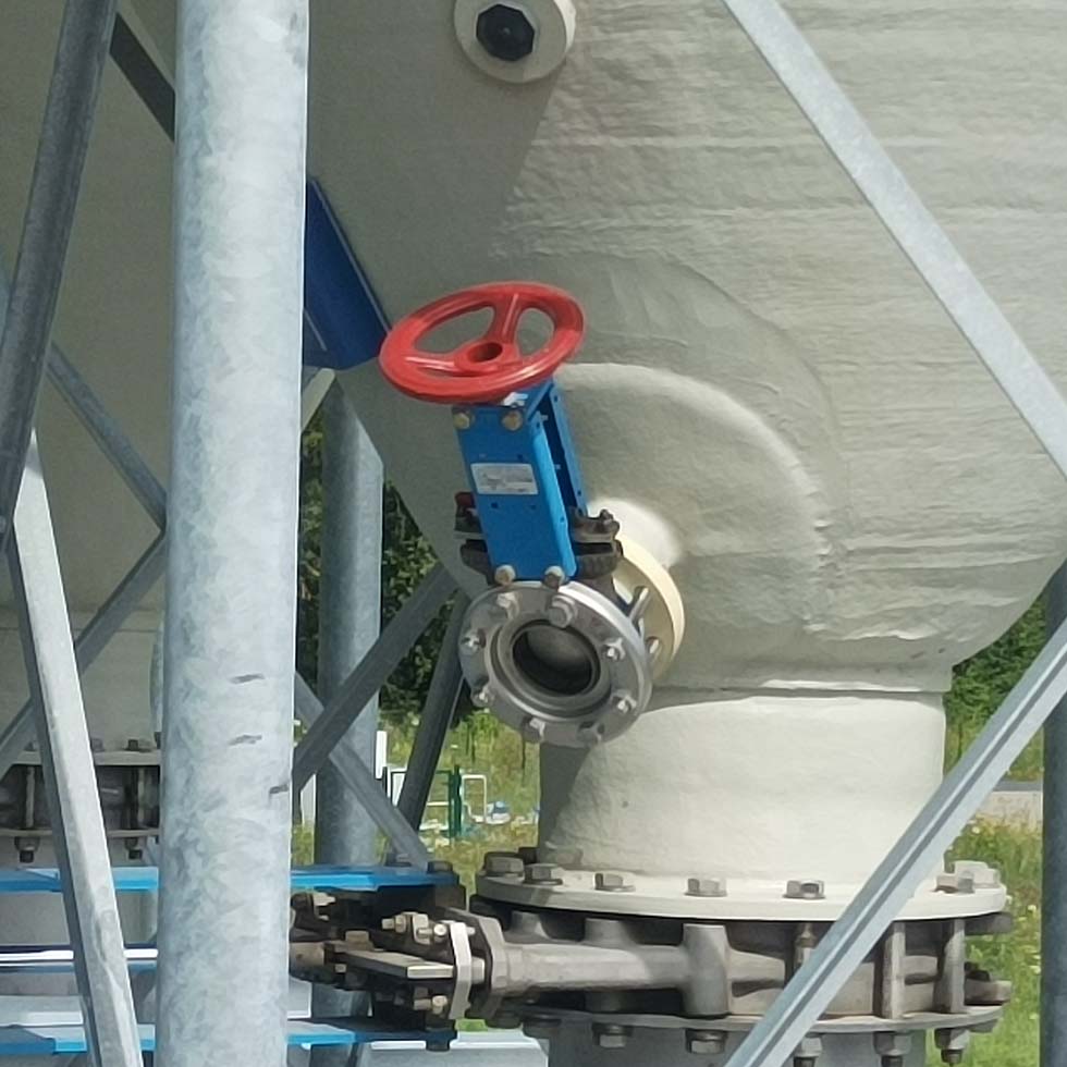 Vanne guillotine montée sur un silo rigide