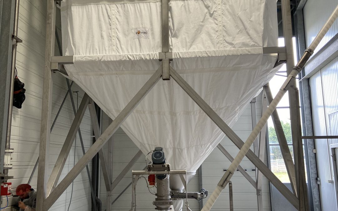 Stockage farine en silo avec fond vibrant et peson