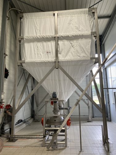 Silo pour farine équipé d'un fond vibrant