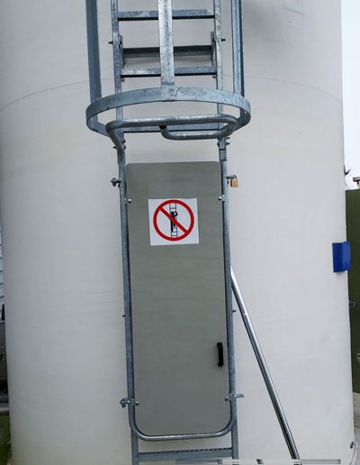 Silo composite avec des parois intérieures lisses