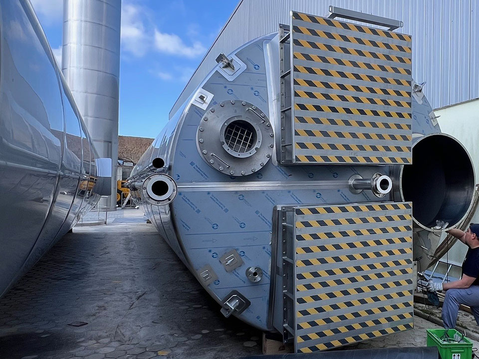 Préparation du silo inox avant son implantation