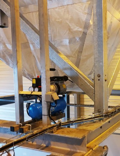 Pompe alimentant en air le tube de convoyage