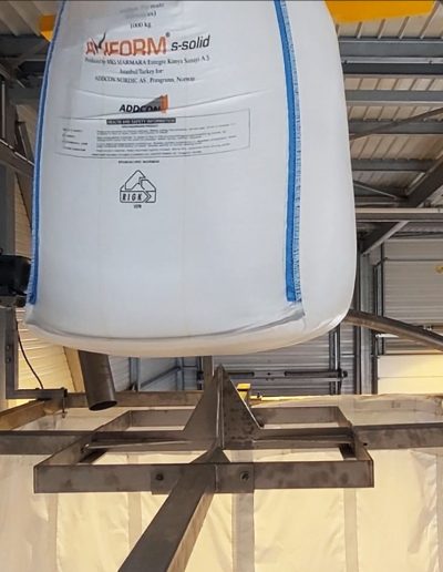 Sac de vrac contenant le sel au dessus du pic de perçage