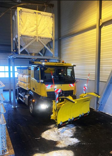Camion de déneigement faisant le plein de sel