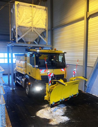 Camion de déneigement faisant le plein de sel