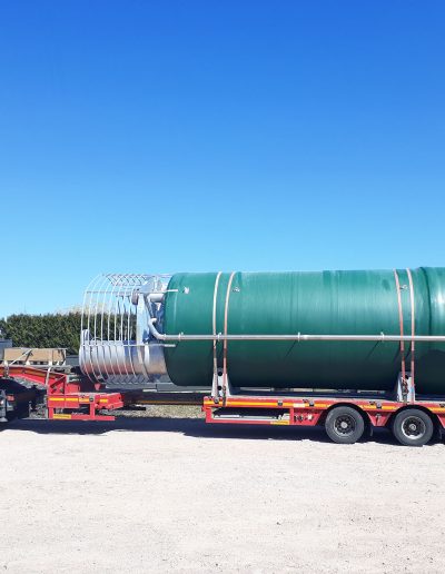 transport exceptionnel de silo à poudre chimique avec plateforme supérieur de maintenance, filtre et event d'explosion