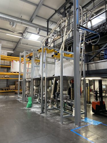 Structures videuses de big-bag chargées par chariot