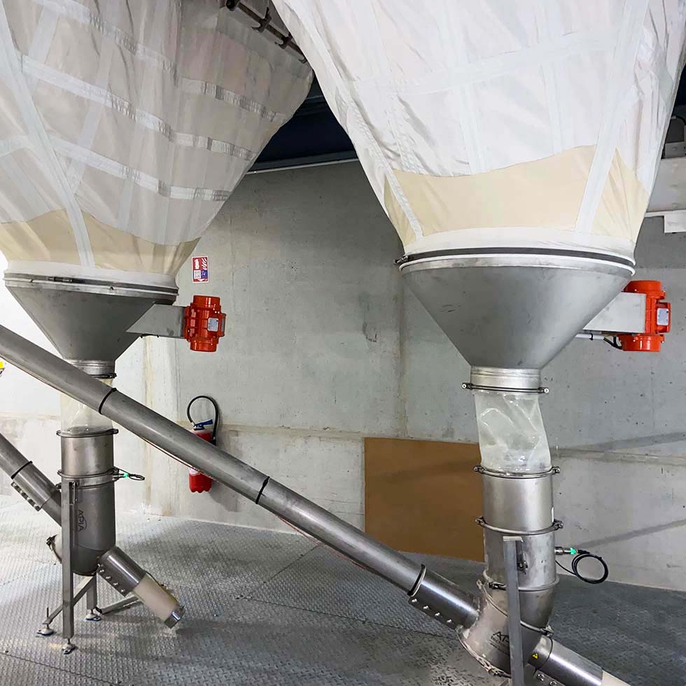 Vis souple connectée à un silo souple pour le transfert de poudre