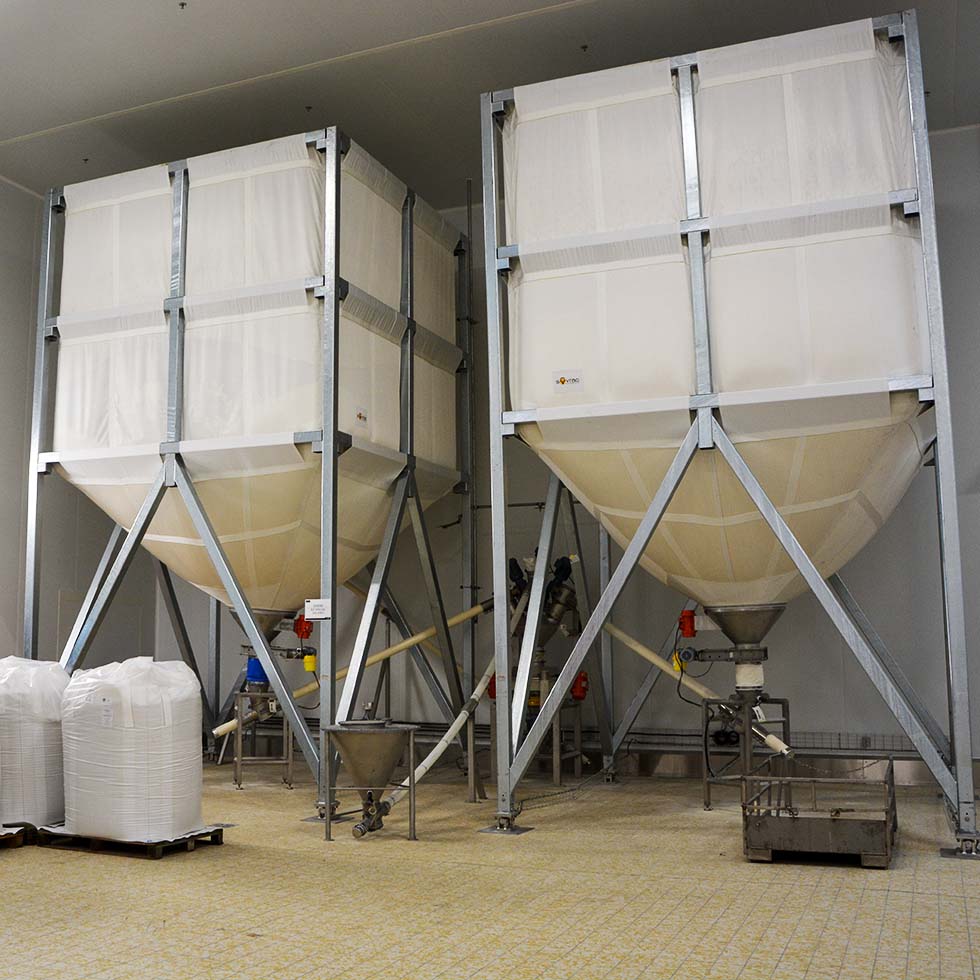 Silo souple avec vis souple pour le transfert de produits en poudre