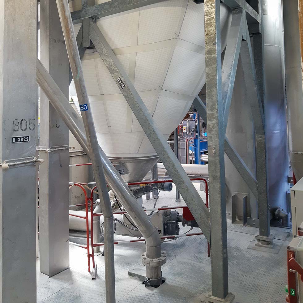 Silo souple équipé d'une vis souple pour le transfert de produits en vrac