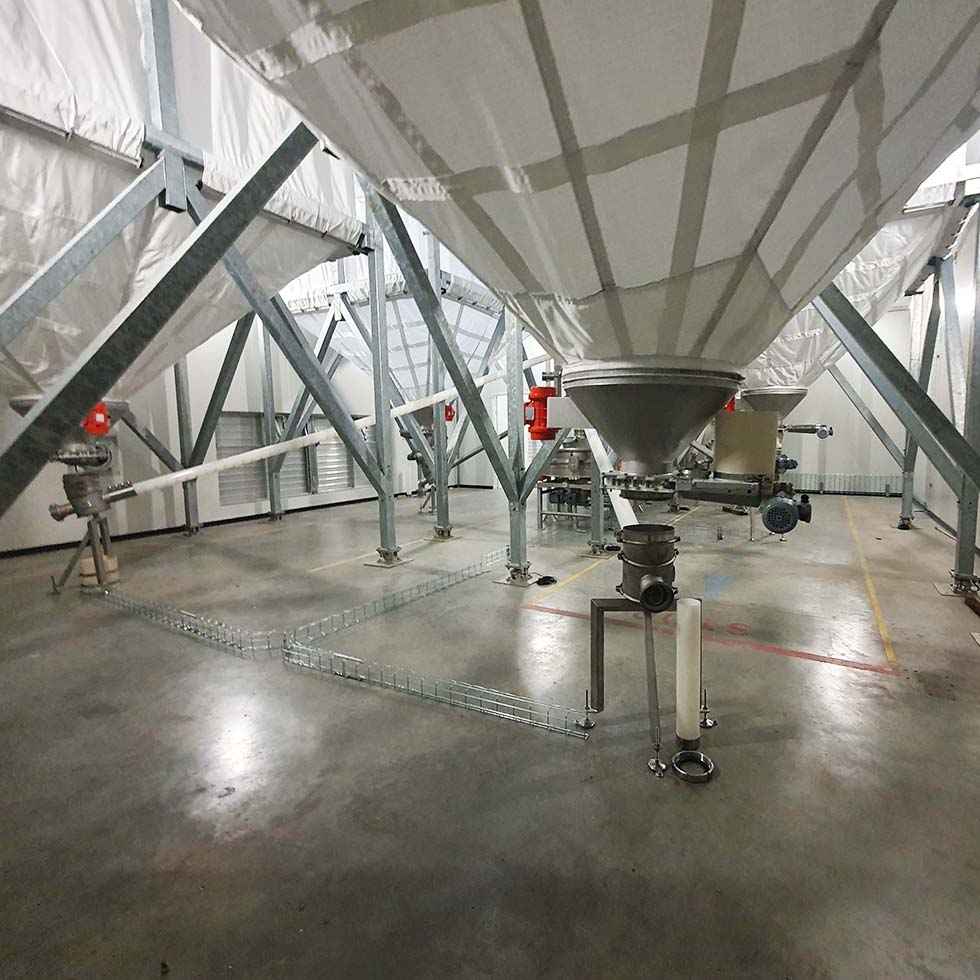 Les silos sont interconnectés par des vis souples