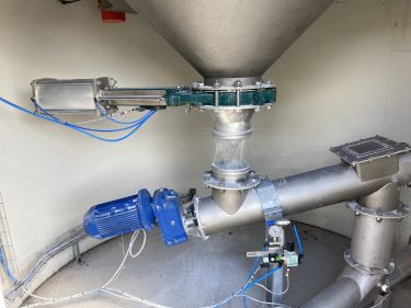 Manchette et vis de transferts à la base du silo